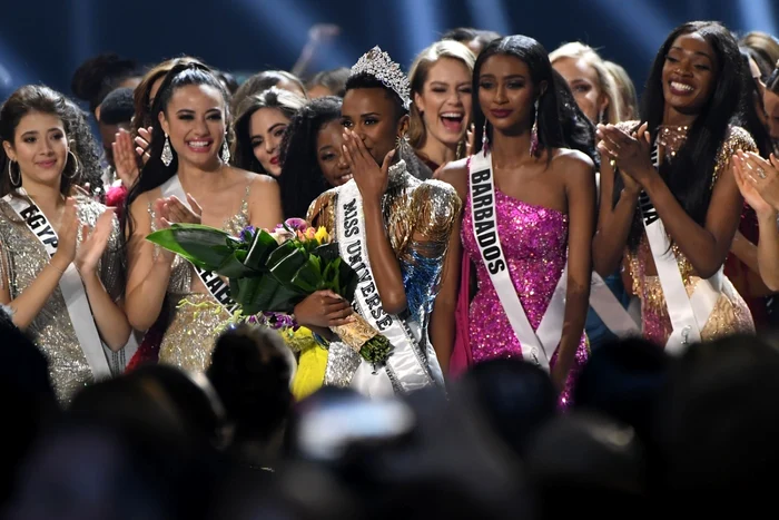 Zozibini Tunzi (foto centru) este câştigătoarea titlului Miss Universe 2019 FOTO Guliver/Getty Images