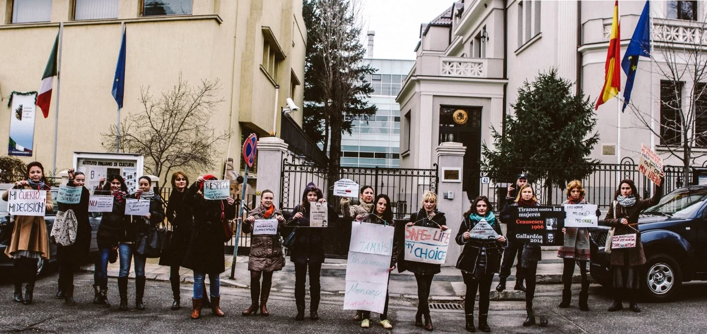 „Solidaritate
cu femeile din Spania. Şi noi spunem NU interzicerii
dreptului la avort!“ Flashmob FOTOGRAFII Lavinia Pollack