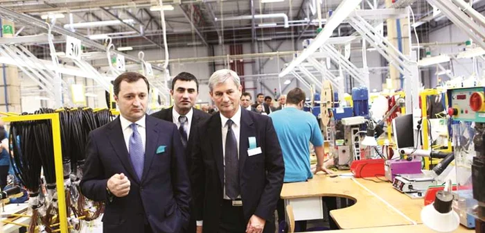 Directorul Draexlmaier Automotive, Hilbert Petter, şi premierul Vlad Filat în vizită la uzinele din Bălţi FOTO gov.md