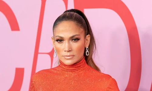 Jennifer  Lopez,  45 de ani,  creaţie  Charbel Zoe jpeg