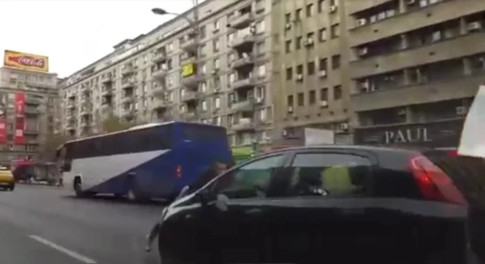 Bărbatul s-a ţinut bine de ştergătoarele maşiniicaptură video