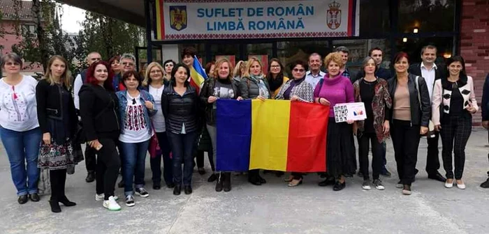 Delegaţia românilor, în faţa centrului cultural din Kucevo FOTO: arhiva personală Dalia Cîrstea