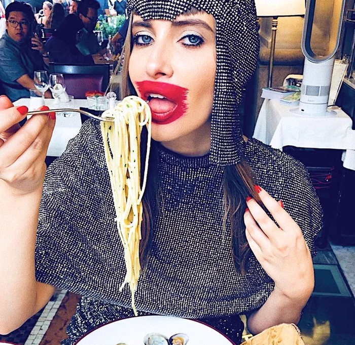 
    Așa arată Iulia, când  vrea să șocheze  