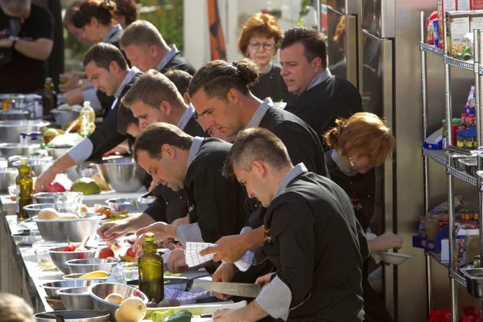Doi bucătari de la Top Chef şi-au făcut bagajele după prima zi. (Foto: Antena 1)