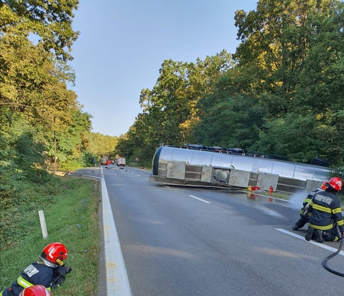 Pericol uriaș pe DN7: o cisternă s-a răsturnat pe șosea, iar carburantul a curs pe acostament. Trafic blocat total