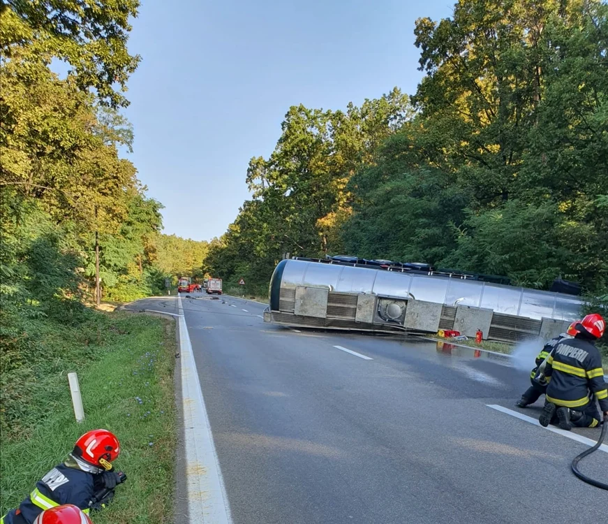 Cisterna s-a răsturnat pe DN7. FOTO ISU Argeș