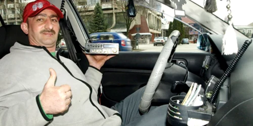 Dorin Groza, şofer cu 25 de ani vechime, speră că staţia de emisie-recepţie îl va scăpa de amenzi