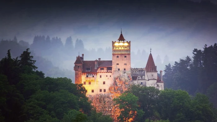 Bran, castelul din mijlocul padurii, primeste anual sumedenie de turisti aflati pe urmele sângerosului conte Dracula