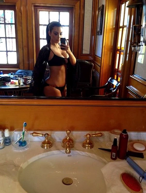 
    Kim, în costum de baie  