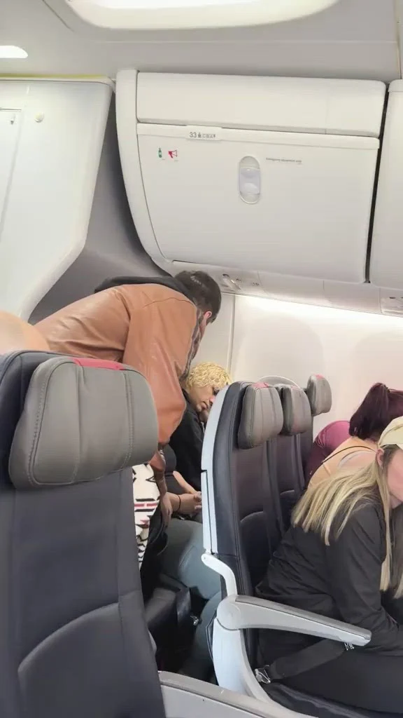 Scandal la bordul unui avion: o femeie beată a fost evacuată cu forța după ce a refuzat să folosească căștile și a deranjat pasagerii