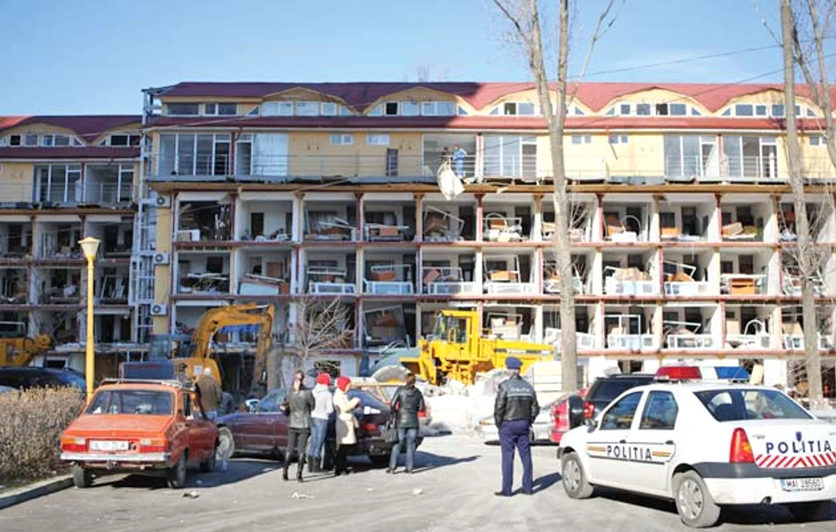 2012. Balcoanele  construite ilegal  au fost dărâmate