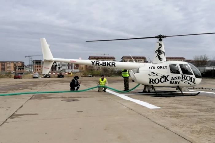 
    Elicopterul a decolat în jurul prânzului după ce a fost încărcat cu apă oxigenatăFoto: b365.ro  