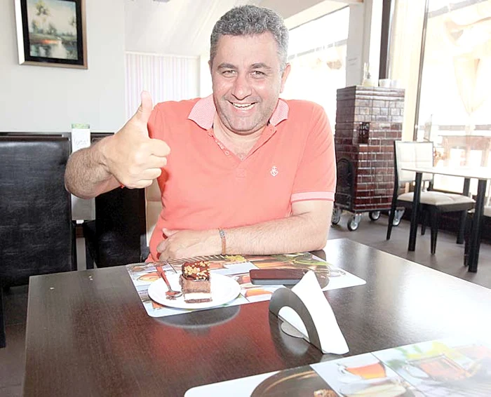 Celebrul bucătar a preparat chiar sub ochii noştri prăjitura casei, “Bună rău”. Are blat de cacao, cremă de ciocolată, mousse de vanilie, glazură şi costă 4,5 lei