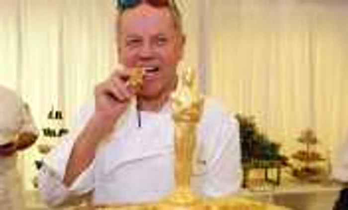 Bucatarul Wolfgang Puck testează celebrele mini-Oscaruri de ciocolată cu praf de aur. FOTO Reuters