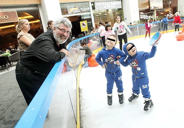 
    Milionarul  alături de  băieţii lui  