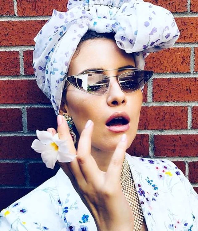
    Mikaela pozează exact ca Iulia Albu Foto Facebook  