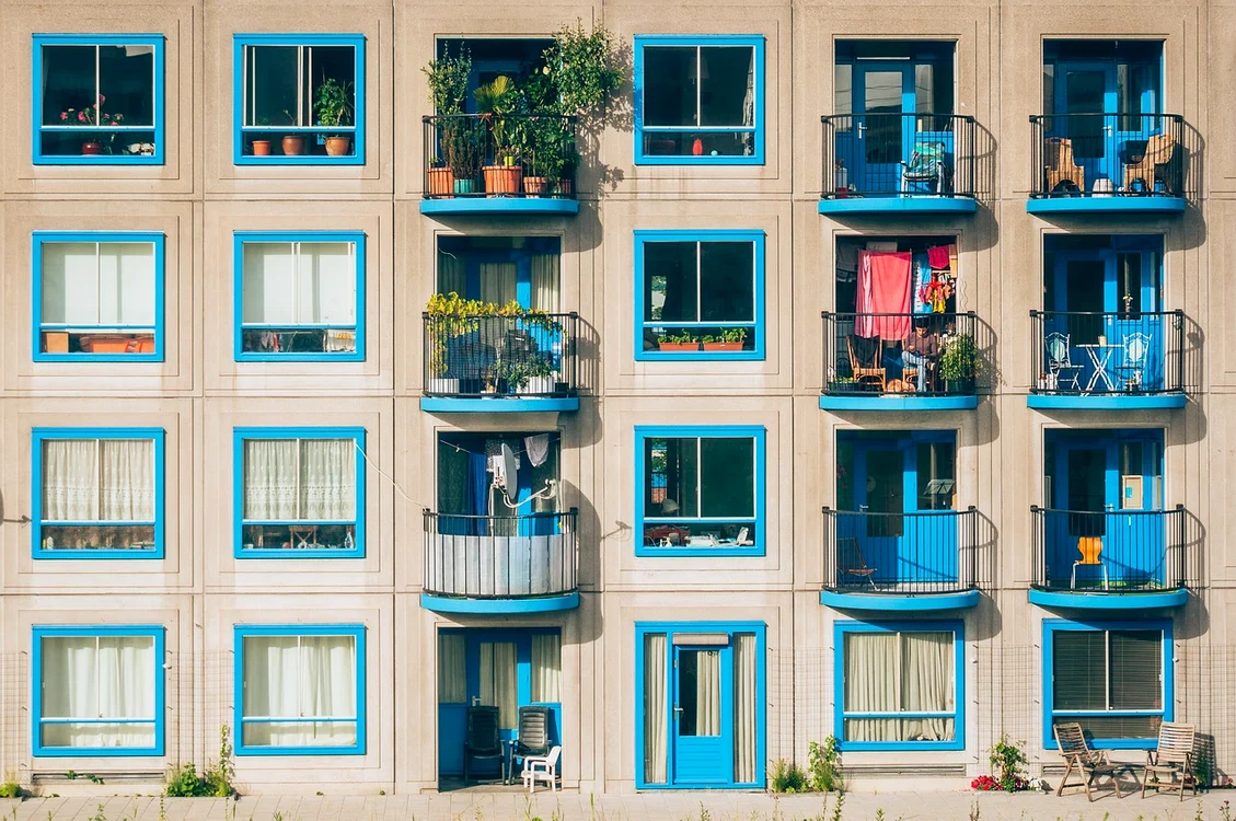 Un dezvoltator din București a vândut aceleași două apartamente de 6 ori!
