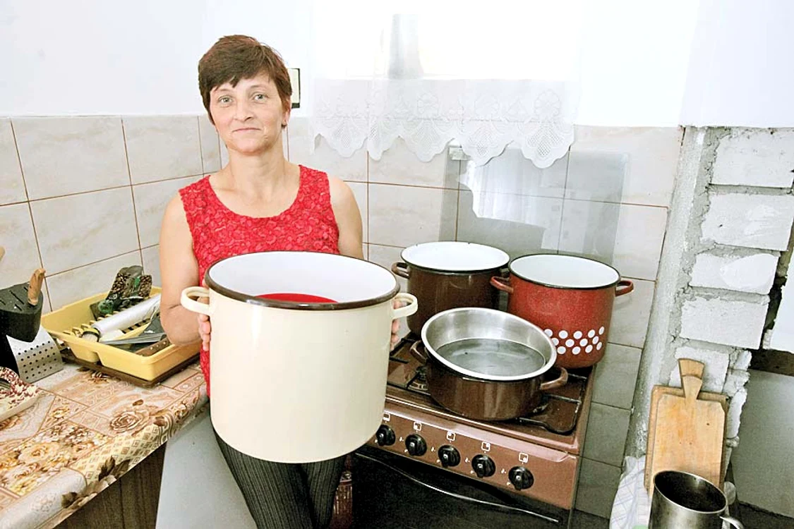 Gabriela se pregătea să gătească patru oale cu mâncare