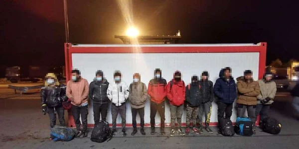   12 afgani au fost găsiţi într-un TIR încărcat cu încălţăminte