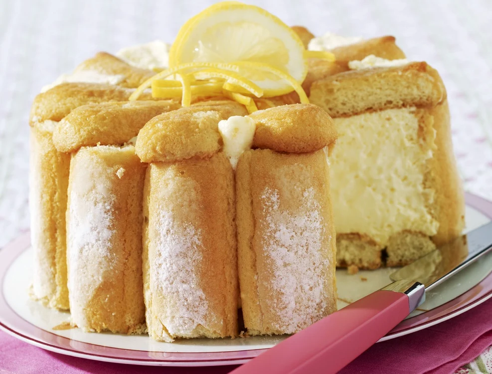 Tortul cu iaurt şi lămâie este un desert ideal atât pentru cei mari, cât şi pentru cei mici