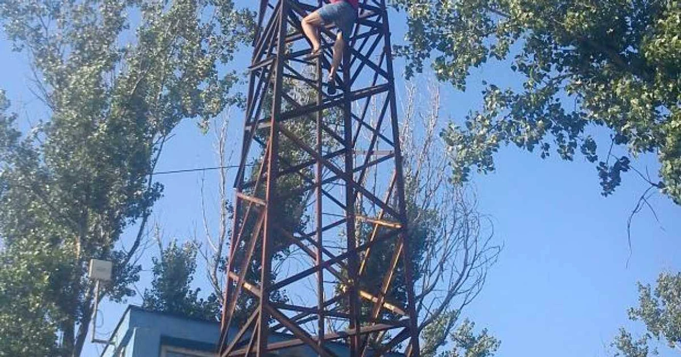 Bărbatul a fost convins să coboare (foto arhivă)
