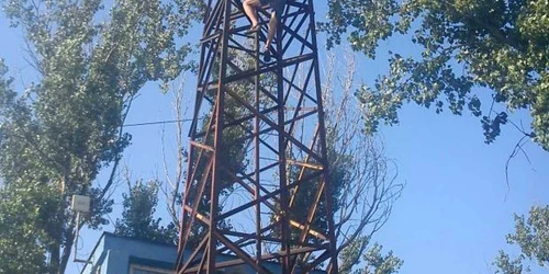 Bărbatul a fost convins să coboare (foto arhivă)