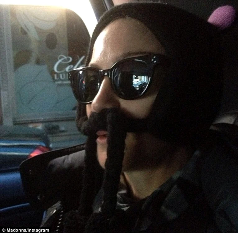 madonna instagram mustata caciula