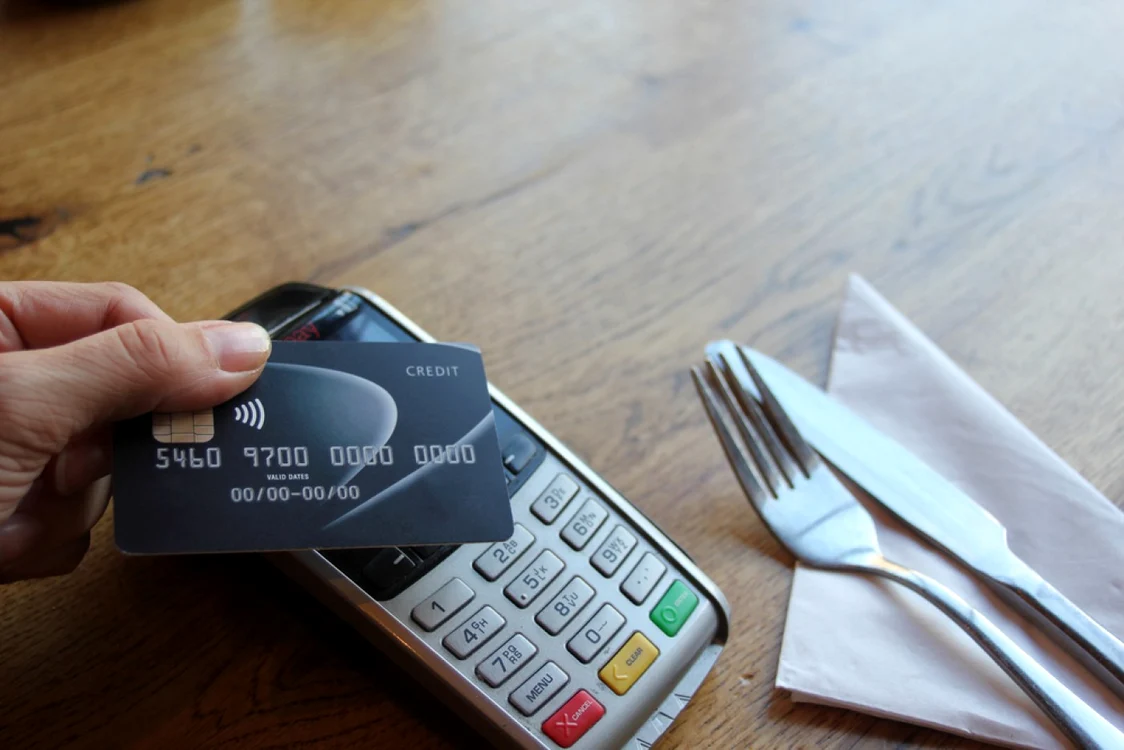 Plata cu cardul la restaurant pos card FOTO Shutterstock