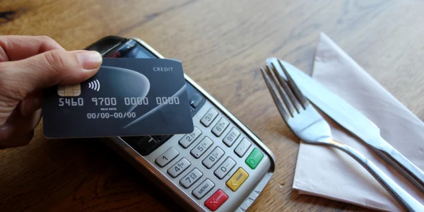 Plata cu cardul la restaurant pos card FOTO Shutterstock