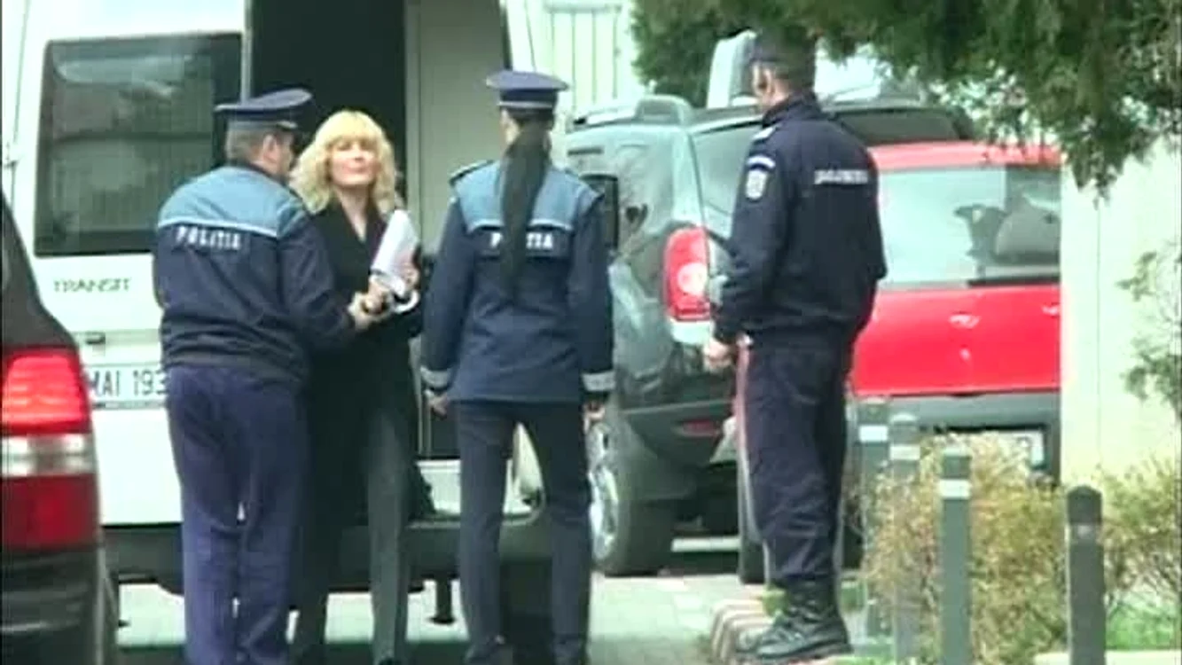 Elena Udrea a apărut la DNA cu părul ondulat