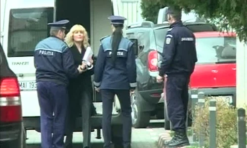 Elena Udrea a apărut la DNA cu părul ondulat jpeg