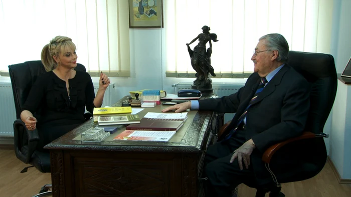 
    Iuliana Marciuc, alături de doctorul Vladimir BelişFoto: TVR  