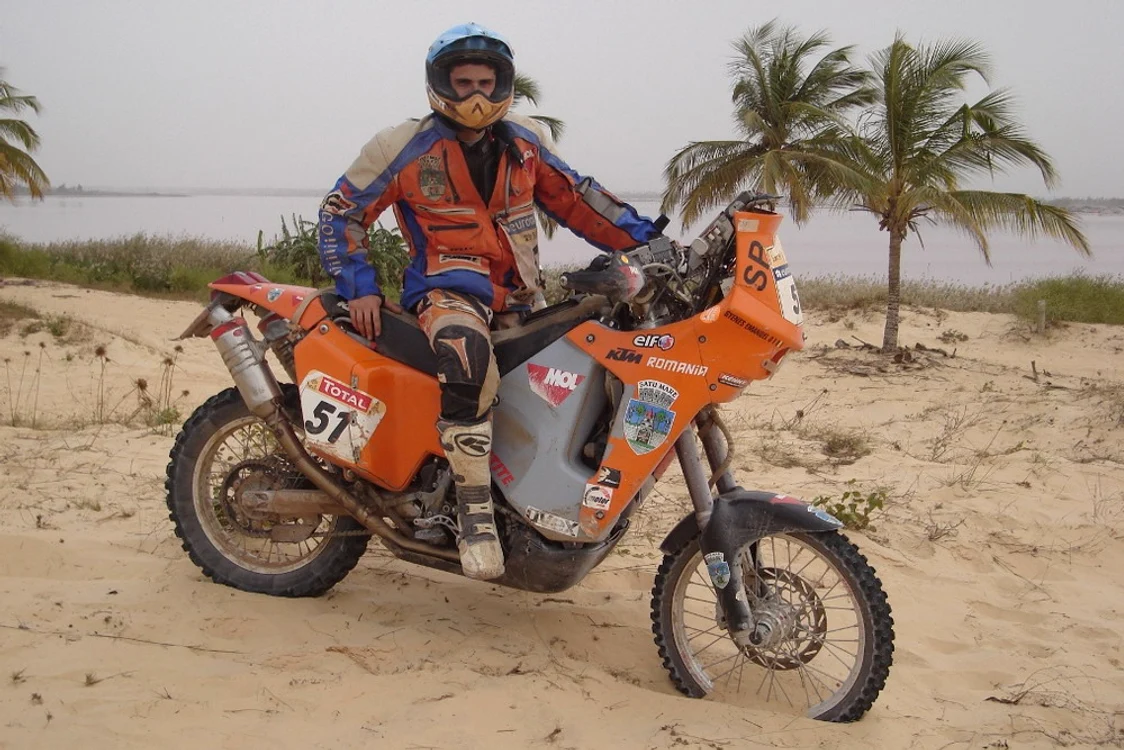 Mani va concura cu o motocicletă KTM 690 Rally