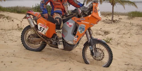 Mani va concura cu o motocicletă KTM 690 Rally