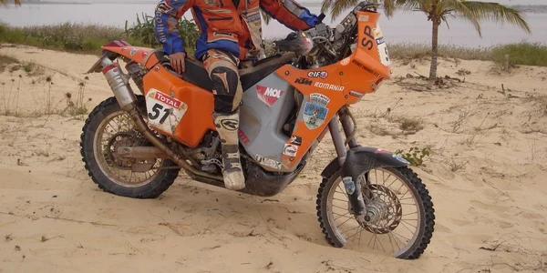 Mani va concura cu o motocicletă KTM 690 Rally
