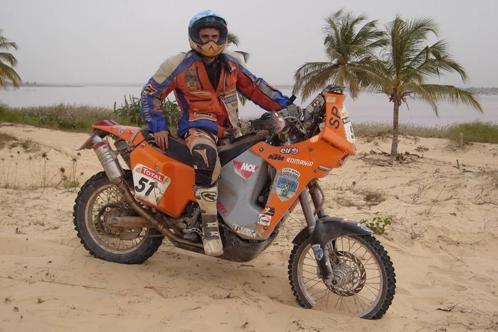 Mani va concura cu o motocicletă KTM 690 Rally