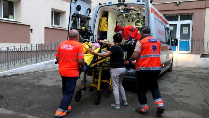 Copilul este în comă de gradul I și a fost mutat cu ambulanța la IașiFoto: monitorulbt.ro