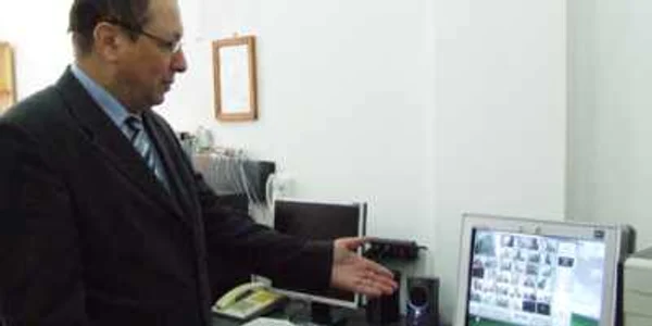 Profesorii de la Colegiul „Petru Rareş“ văd pe computer unde se află şi ce fac elevii lor