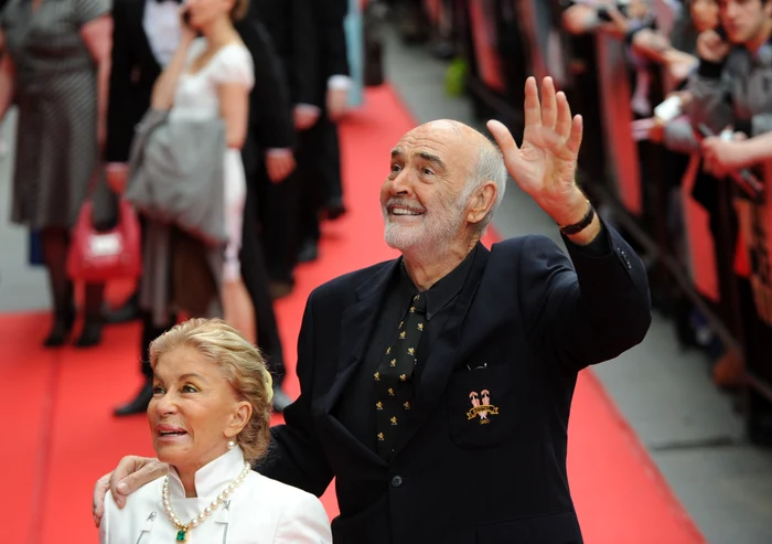 Sean Connery, alături de cea de-a doua soție, Micheline Roquebrune, și de cei trei copii ai acesteiafoto: Getty Images