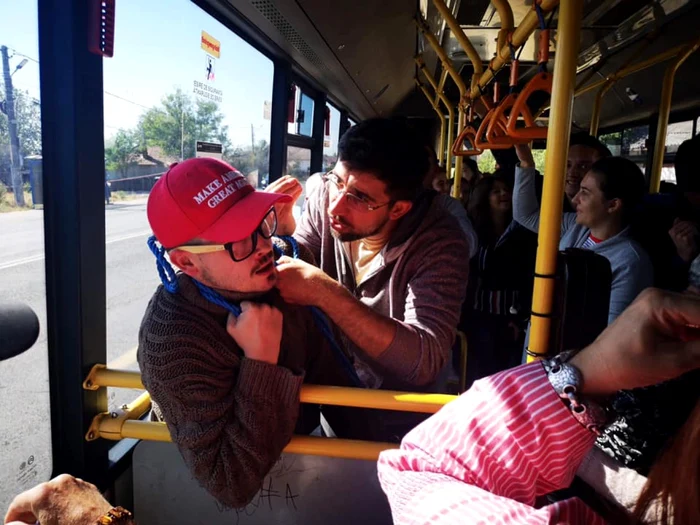 Reprezentaţie de teatru în autobuz la Vâlcea - „Buzunarul cu pâine” - imagini din spectacol Foto FB Teatrul Anton Pann