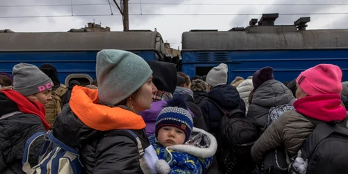 Gările din Ucraina luate cu asalt de oameni. FOTO EPA-EFE