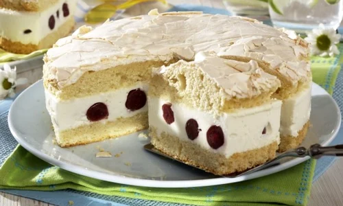 tort cu cirese si bezea 580x400 jpeg