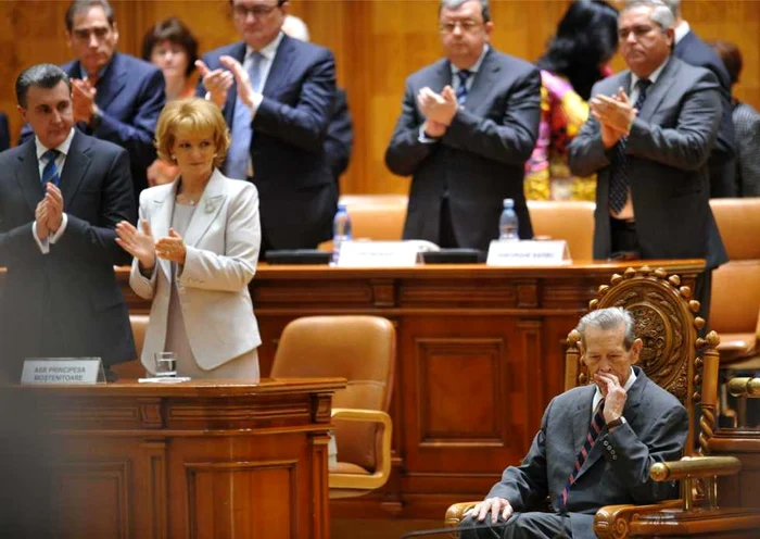 Alteţele Lor Regale Principele Radu şi Principesa Margareta aplaudă discursul Regelui Mihai I, ţinut în plenul reunit al Parlamentului la 25 octombrie 2011