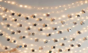 Luminiţele amplasate pe perete creează un colţ luminos interesant  jpeg