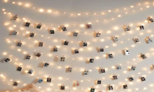 Luminiţele amplasate pe perete creează un colţ luminos interesant  jpeg