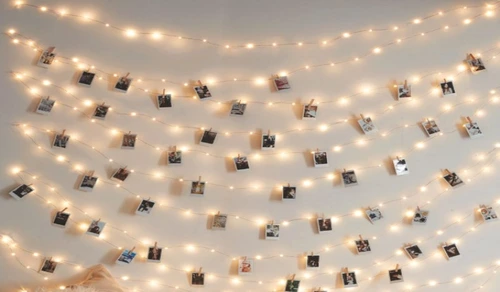 Luminiţele amplasate pe perete creează un colţ luminos interesant  jpeg