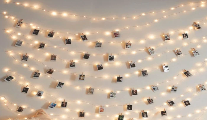 Luminiţele amplasate pe perete creează un colţ luminos interesant  jpeg
