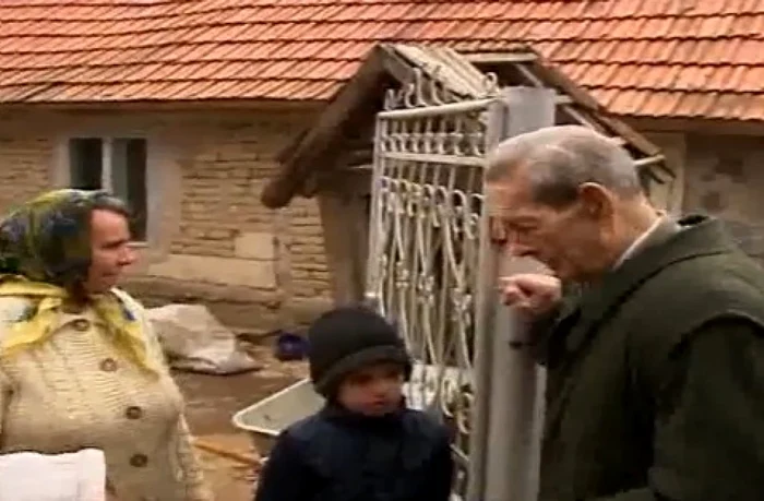 Regele Mihai şi Principesa Margareta au împărţit daruri familiilor nevoiaşe din Săvârşin Captură Realitatea TV