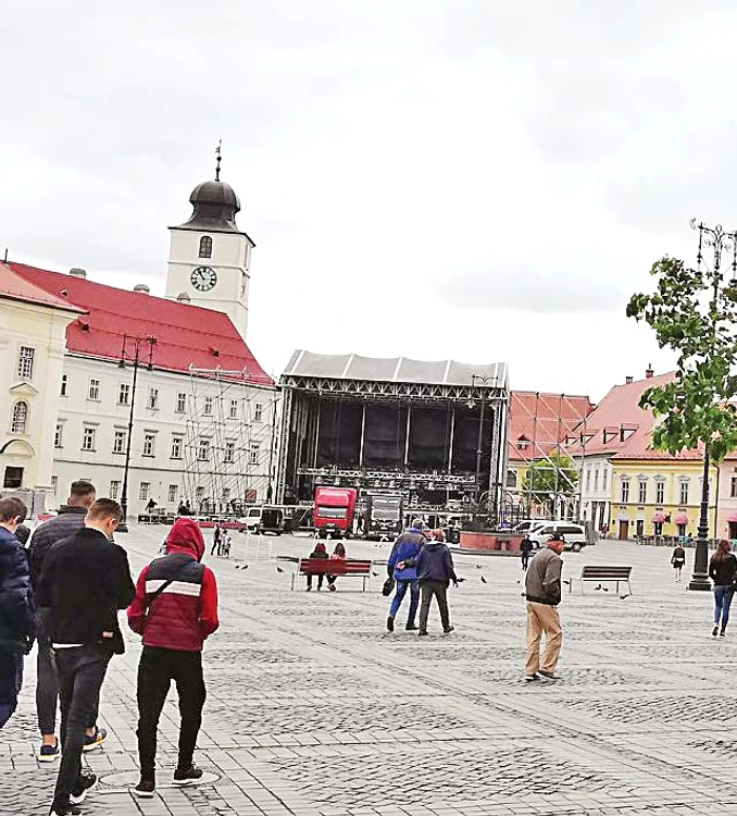 În Piaţa Sfatului s-a montat o scenă