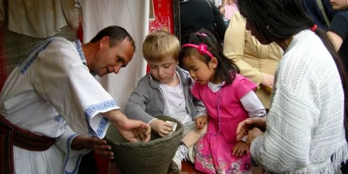 Ionel Cococi îi invaţă pe copii tainele olăritului, la Bruxellles